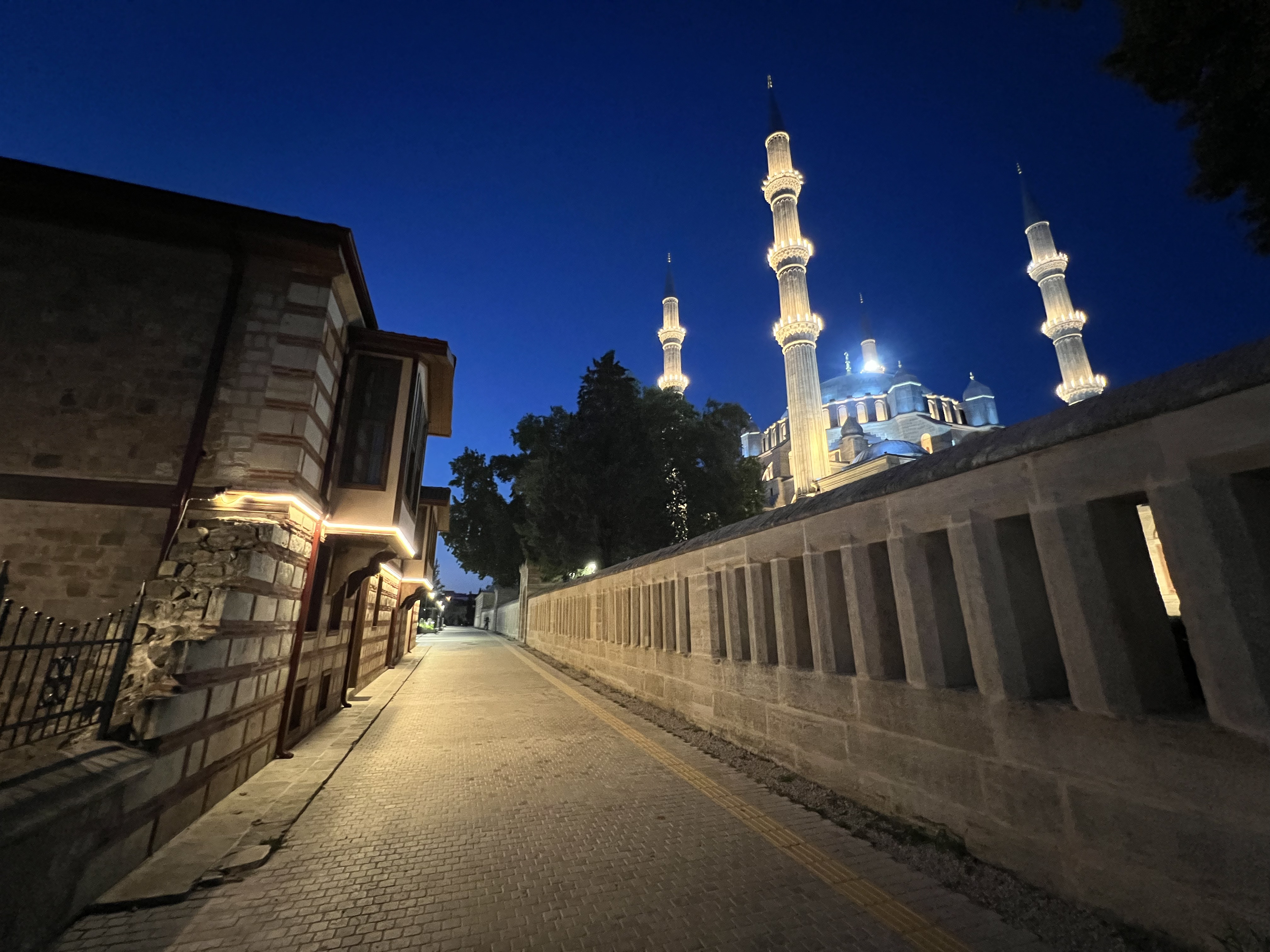 Taş Odalar ve Selimiye Camii gece görünümü