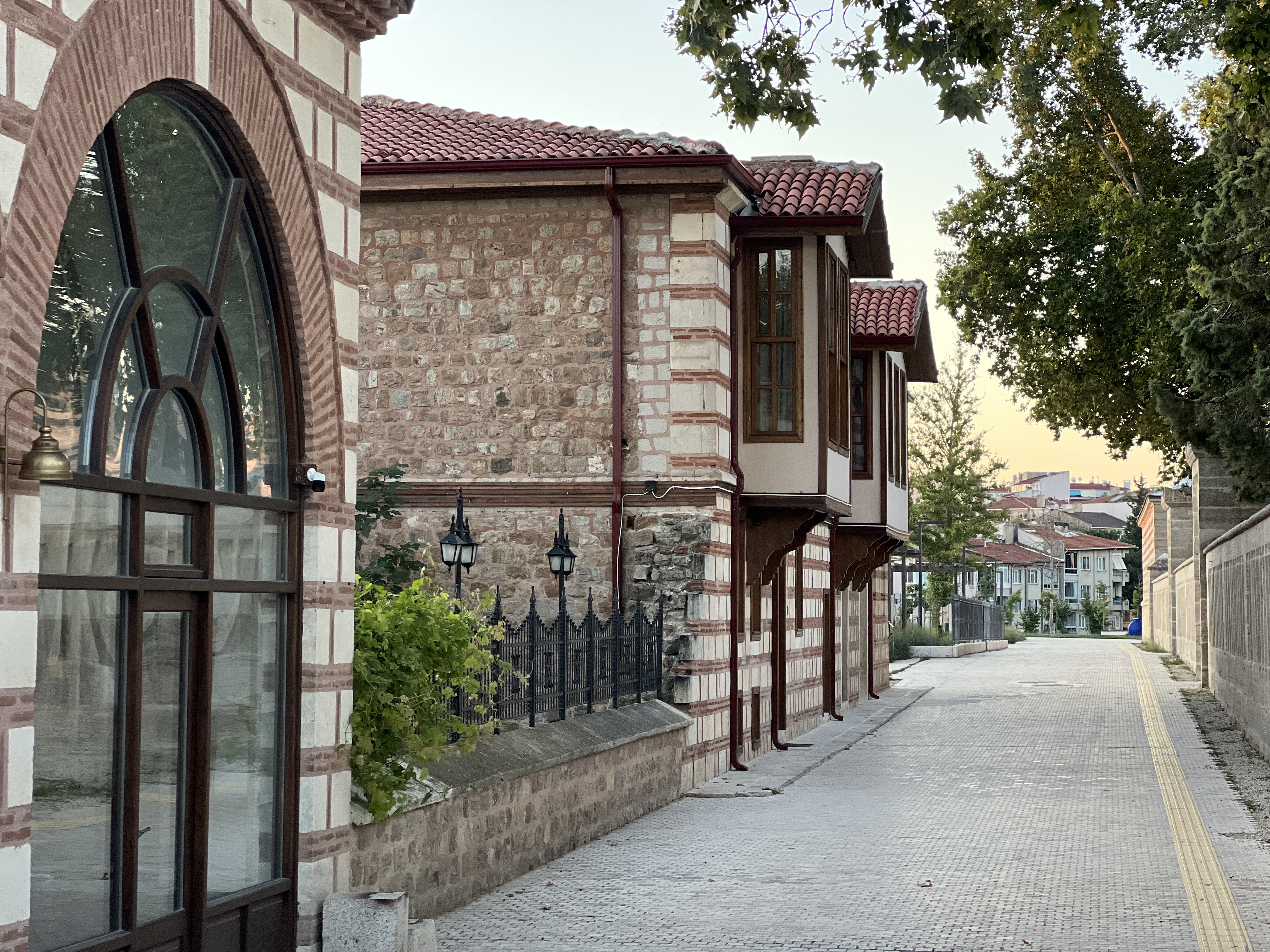 Taş Odalar konağı dış cephe, Selimiye Camii minareleri